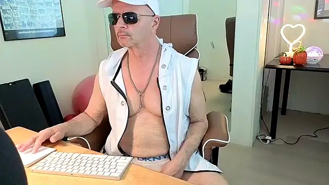 hotdadbod online show from October 17, 2025, 8:32 pm