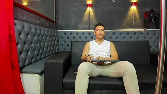lucassimone  online show from June 1, 2026, 1:33 pm