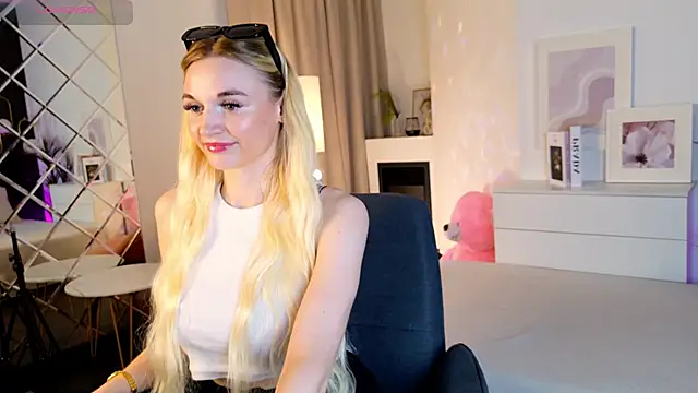 Mila  Lux online show from June 2, 2026, 9:04 pm