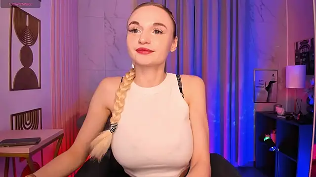 Mila  Lux online show from July 10, 2026, 9:04 pm