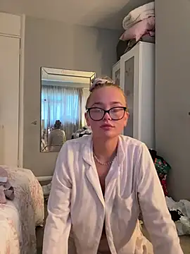 miaflowerxx online show from May 15, 2026, 6:39 pm