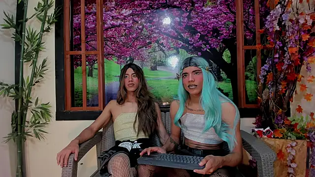 Elena and Julian online show from July 4, 2026, 7:18 pm