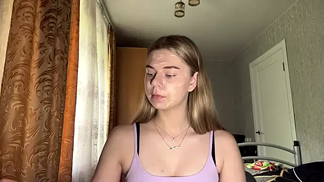 HoneysPiee online show from June 15, 2026, 10:59 am