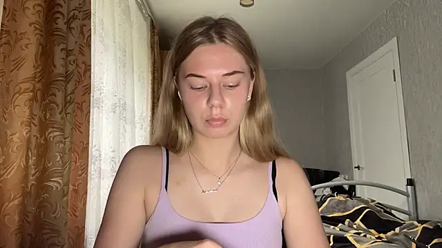 HoneysPiee online show from June 25, 2026, 9:47 am
