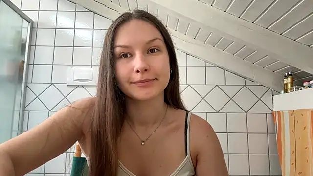 ShaylaChong online show from July 8, 2026, 7:09 am