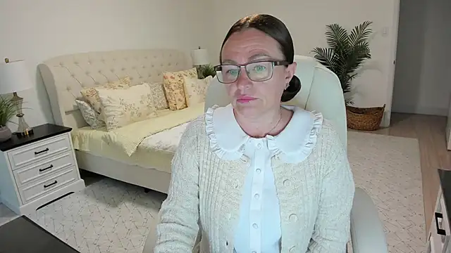 Snapshot of Vika73 chatting on May 18, 2026, 10:42 am Vika73 online show from May 18, 2026, 10:42 am