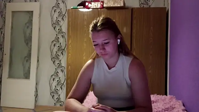 RaeannRoewe online show from May 27, 2026, 9:00 pm