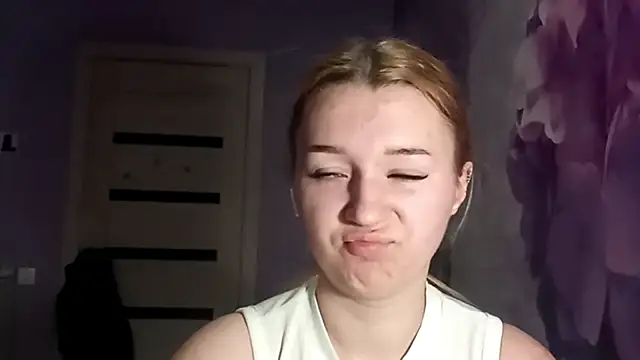RaeannRoewe online show from May 24, 2026, 7:47 pm