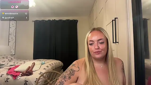 CurvyWetWife online show from July 7, 2026, 8:29 am