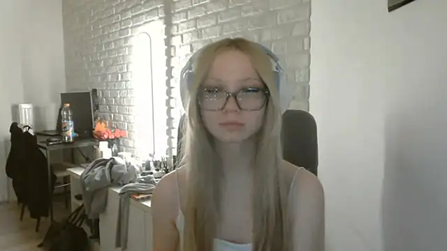 AmandaFix online show from May 27, 2026, 7:43 pm