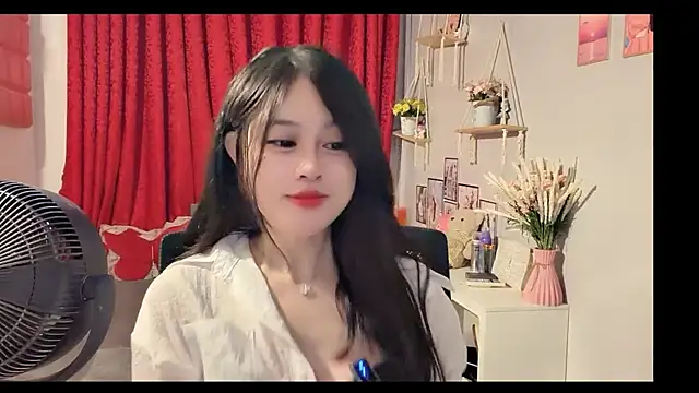 Snapshot of Bee-Cherry chatting on July 1, 2026, 6:47 am Bee-Cherry online show from July 1, 2026, 6:47 am