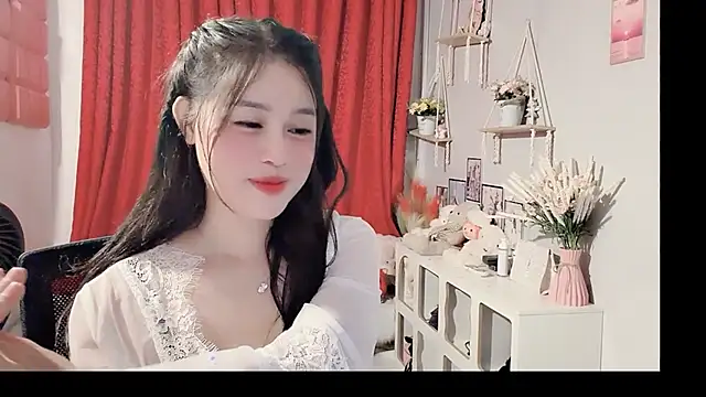 Snapshot of Bee-Cherry chatting on June 3, 2026, 2:33 pm Bee-Cherry online show from June 3, 2026, 2:33 pm