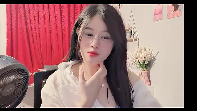 Snapshot of Bee-Cherry chatting on June 9, 2026, 1:56 pm Bee-Cherry online show from June 9, 2026, 1:56 pm