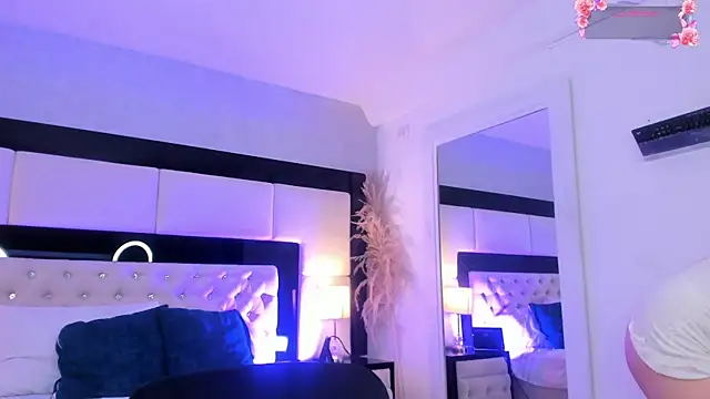 SummerLuna online show from July 22, 2026, 4:36 am