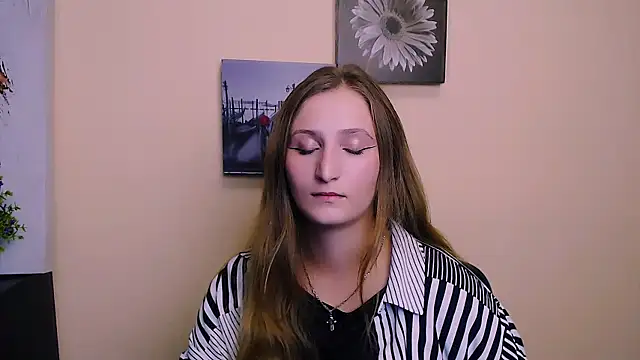 Jenny smille  online show from July 26, 2026, 8:32 am