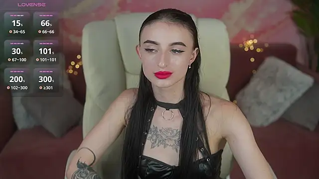 EmilyyMoon online show from July 28, 2026, 1:32 pm
