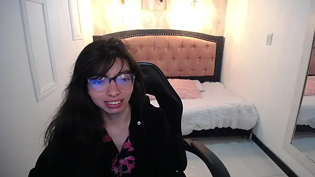 Snapshot of Allyshon_ chatting on July 21, 2026, 7:59 pm Allyshon online show from July 21, 2026, 7:59 pm