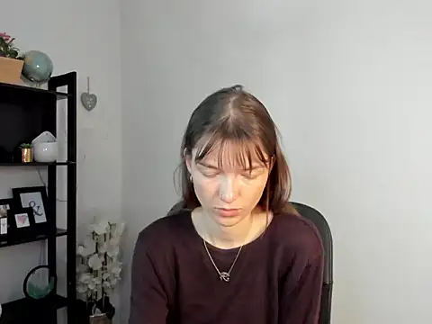 KiraBliss28 online show from May 27, 2026, 5:37 am