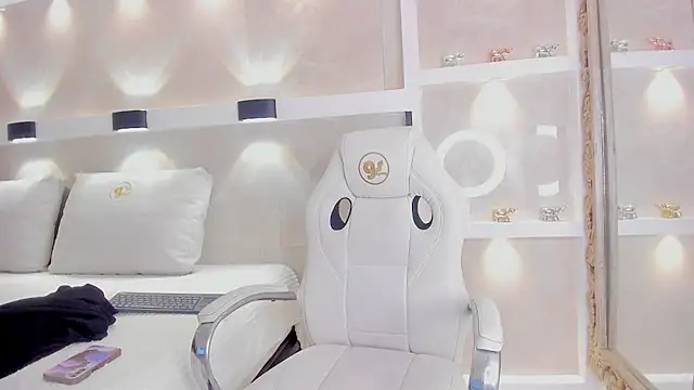 juliana smithh online show from June 11, 2026, 3:03 am