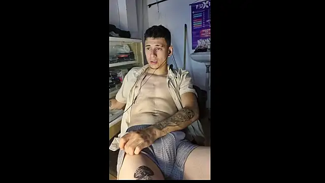 Snapshot of tom_latin chatting on August 5, 2026, 3:11 am tom latin online show from August 5, 2026, 3:11 am