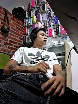 Snapshot of tom_latin chatting on June 6, 2026, 10:15 pm tom latin online show from June 6, 2026, 10:15 pm