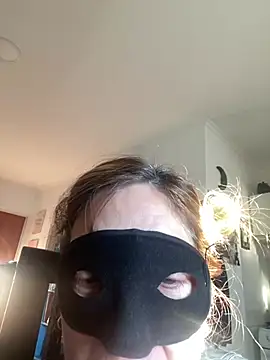 lulupiecitosamor online show from June 25, 2026, 11:59 am