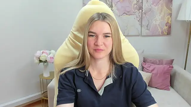 RoxyReignn online show from July 28, 2026, 9:25 pm