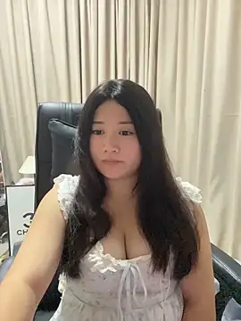 Snapshot of Luckysisi-s chatting on June 5, 2026, 1:39 pm Luckysisi-s online show from June 5, 2026, 1:39 pm