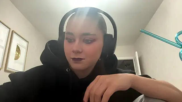 elfLiana online show from June 1, 2026, 4:39 pm