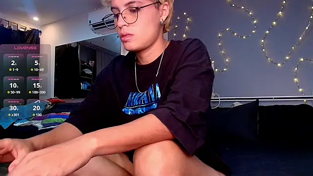 Snapshot of Mia-Sinclair chatting on June 2, 2026, 5:18 am Mia-Sinclair online show from June 2, 2026, 5:18 am