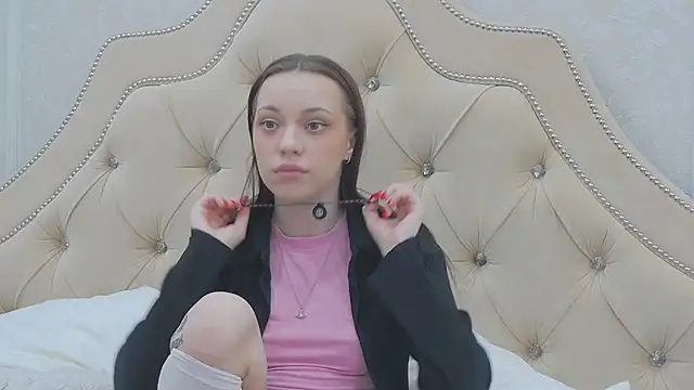 Zoey Neal online show from July 28, 2026, 6:21 am