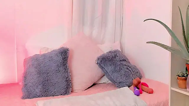 SarahRouge online show from July 16, 2026, 1:57 am