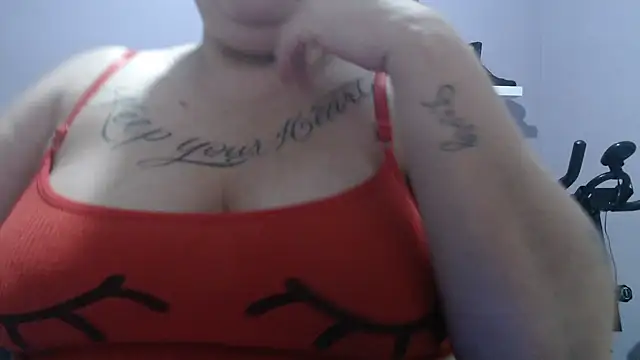 Snapshot of June_Osborne chatting on August 2, 2026, 12:09 am June Osborne online show from August 2, 2026, 12:09 am