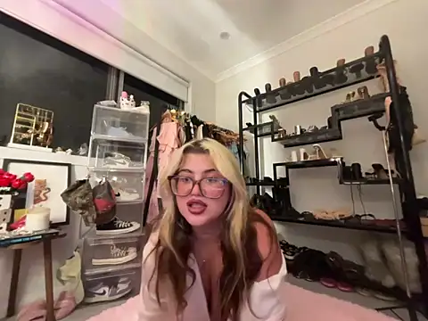 luckygigi online show from June 1, 2026, 1:22 pm
