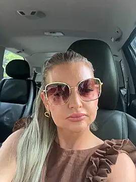szexicicamica online show from June 18, 2026, 9:47 am