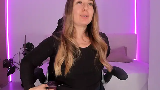 LindaWhite  online show from November 20, 2025, 5:24 pm