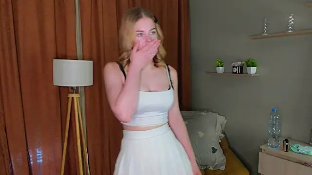 BlondeBombX online show from June 21, 2026, 9:48 am