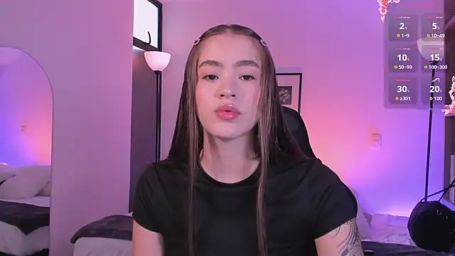 Snapshot of LizzyColins chatting on June 23, 2026, 7:23 pm LizzyColins online show from June 23, 2026, 7:23 pm