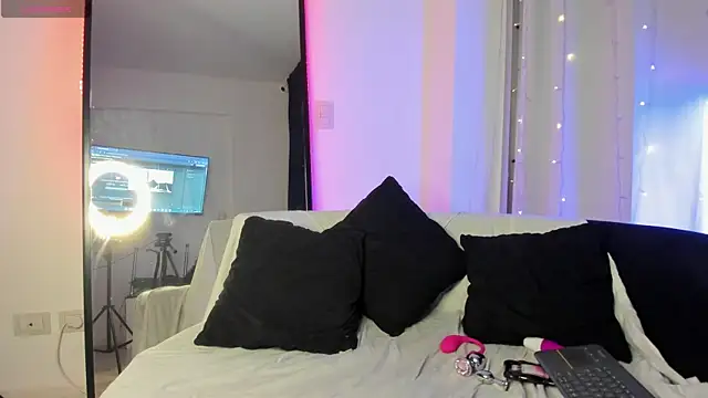 ScarlettJhonsonn online show from July 22, 2026, 1:29 am
