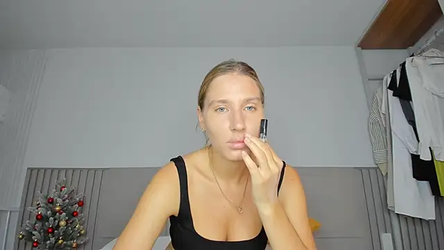 SofiClimbing online show from December 16, 2025, 3:55 am