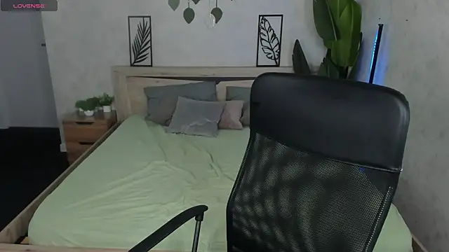Violeta Paul online show from June 8, 2026, 1:28 am