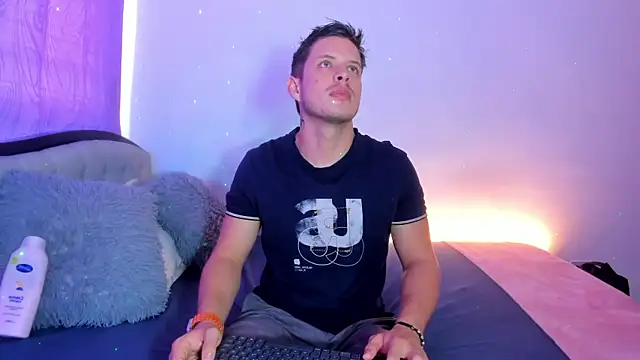 johnycooper08 online show from July 17, 2026, 12:35 pm