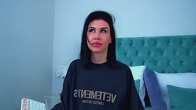 KaylaMous online show from June 24, 2026, 6:12 am