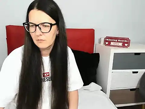 NadiaXlove online show from June 19, 2026, 5:52 pm