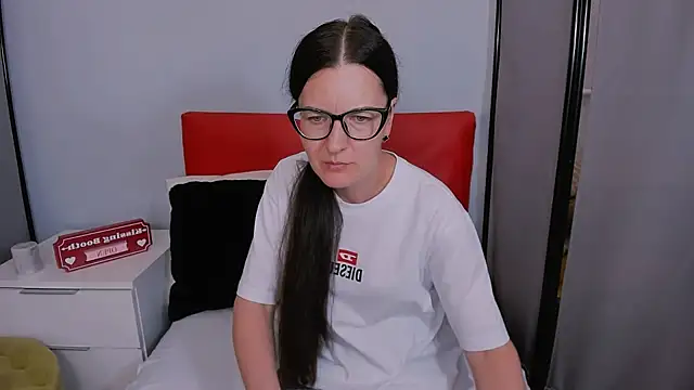 NadiaXlove online show from July 1, 2026, 7:47 pm