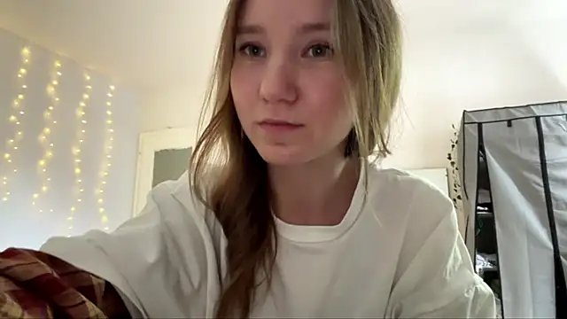 smalllisa online show from June 3, 2026, 4:55 pm