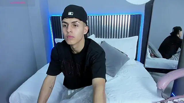 Axel Mendozaa online show from July 17, 2026, 8:06 pm