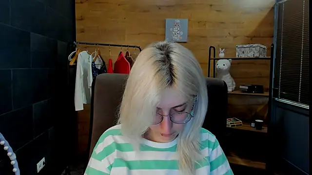 Snapshot of DaisyHopkins chatting on June 21, 2026, 8:53 am DaisyHopkins online show from June 21, 2026, 8:53 am