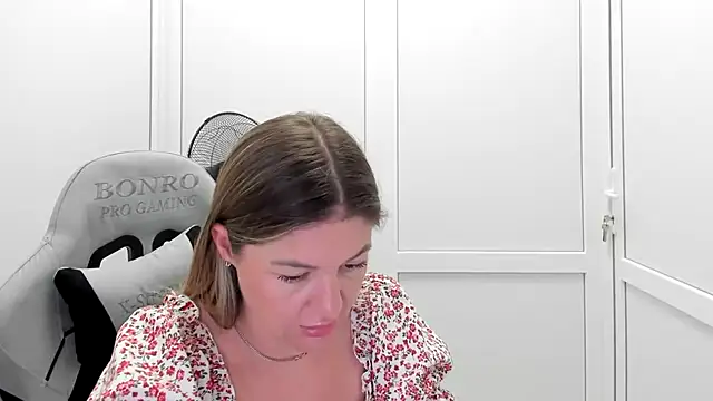 MiaSummerr  online show from July 17, 2026, 12:46 pm