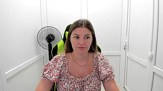 MiaSummerr  online show from July 4, 2026, 12:11 pm